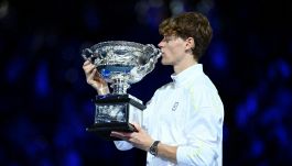 Australian Open, la seconda volta di Sinner: l’abbraccio col team, Zverev se la prende con la racchetta