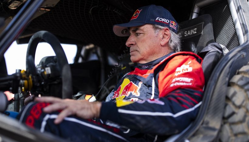 Carlos Sainz protagonista di uno spaventoso incidente nel Rally Dakar: auto cappottata e distrutta