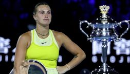 Sabalenka nel mirino dei tifosi: è bufera per un video in cui fa finta di urinare sul trofeo dell’Australian Open