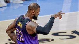 Basket NBA, LeBron avvicina la data del ritiro: 'Potrei andare avanti per molto, però...'. Intanto va ko. con i Cavs