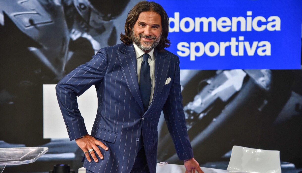 https://wips.plug.it/cips/sport.virgilio.it/cms/2025/01/lele-adani-domenica-sportiva.jpg