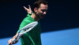 Australian Open, follia Medvedev: rischia di uscire contro Samrej e distrugge una telecamera. Raptus e multa