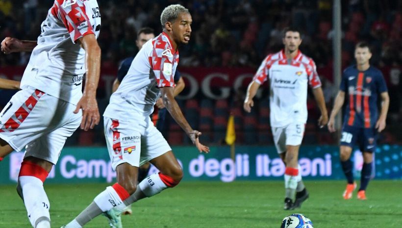 Serie B: la Cremonese batte un Cosenza in 10, Cerri fa gioire la Salernitana. Pareggio Bari-Brescia