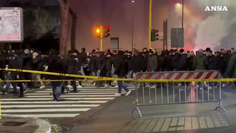 Roma-Lazio, il corteo degli ultras biancocelesti tra cori e petardi