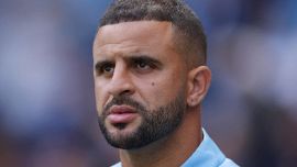 Milan, Walker firma: il messaggio ai tifosi, il saluto di Theo, i dubbi del web rossonero