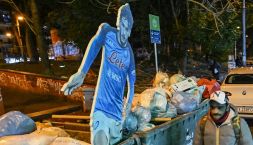 Napoli, Kvara: visita notturna al murales di Maradona non impietosisce i tifosi