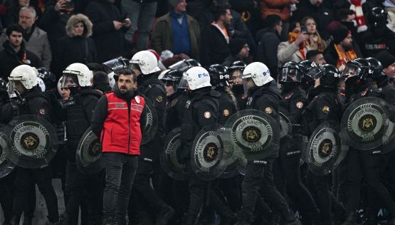 Galatasaray-Fenerbahce, scene da zona di guerra: oltre 30mila agenti ma zero gol. Mourinho allunga la striscia di imbattibilità