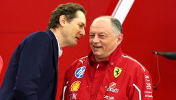 F1, blitz in Bahrain: John Elkann "controlla" i progressi di Hamilton e Leclerc. Fred Vasseur a rapporto