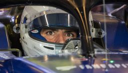 F1, Carlos Sainz volta pagina: via il rosso Ferrari dal casco e nasce il feeling con la Williams