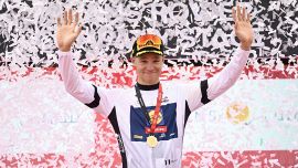 UAE Tour, 1a Tappa: Milan vince dopo volata lunghissima e imperiale, Pogacar ci prova ma non resiste. Philipsen declassato