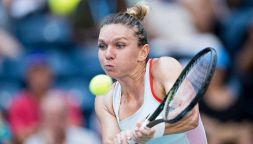 Simona Halep si ritira: l’ultimo match contro Lucia Bronzetti. Sui social le polemiche su Sinner e Swiatek