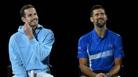 Djokovic rientra a Doha dopo l’infortunio e avverte Sinner e Alcaraz: “Voglio il 100° titolo”. La decisione su Murray