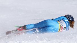 Mondiali Saalbach, caduta e rabbia per Sofia Goggia: la parolaccia in diretta televisiva. Bassino scoppia in lacrime
