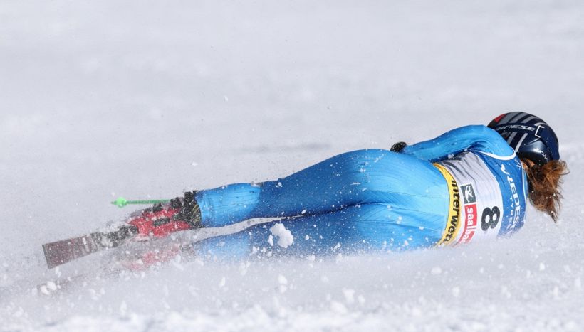 Mondiali Saalbach, caduta e rabbia per Sofia Goggia: la parolaccia in diretta televisiva. Bassino scoppia in lacrime