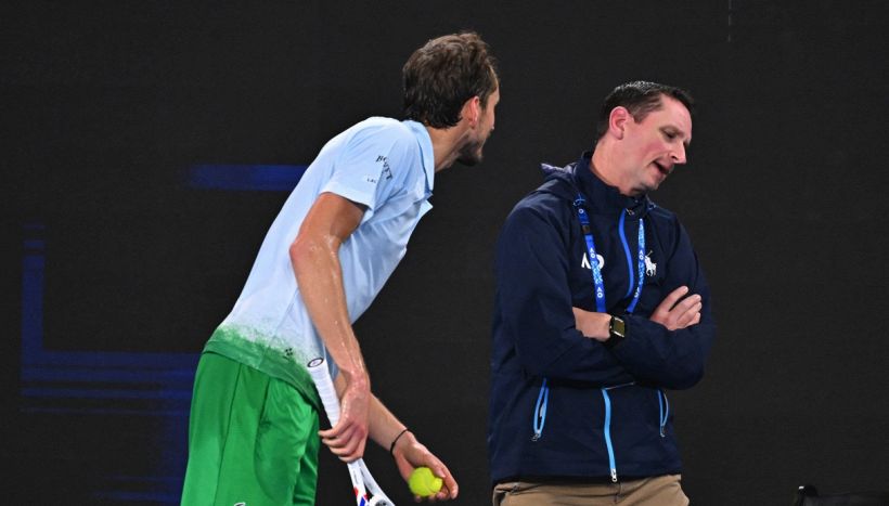 ATP Rotterdam, Medvedev: che sofferenza per battere Wawrinka. E perde la testa con l’arbitro: “Ma ci vedi?”