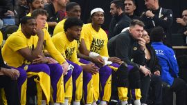 NBA, i Lakers si tirano fuori dalla trade per Williams. Davis debutta con un infortunio e Cuban prende in giro Harrison