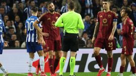 Arbitri flop anche in Europa: l'ombra della Lega, lo sfogo di Caressa, il web sta con Ranieri