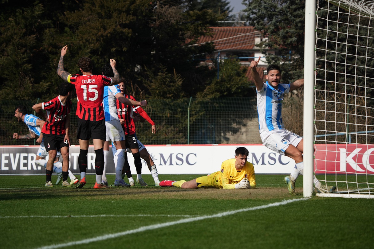 https://wips.plug.it/cips/sport.virgilio.it/cms/2025/02/milan-futuro-pescara-lancini-pescara-gol-2-3-lps.jpg