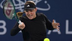 WTA 1000 Doha, Ostapenko micidiale travolge Iga Swiatek: scena mai vista, scagliata la racchetta