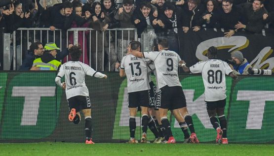 Serie B: il Catanzaro batte il Cesena e vola al quinto posto, colpo esterno dello Spezia. Scontri prima di Modena-Mantova