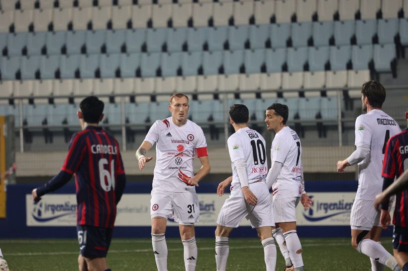 Taranto-Crotone rinviata e Giugliano-Turris si gioca: cosa sta accadendo in Serie C