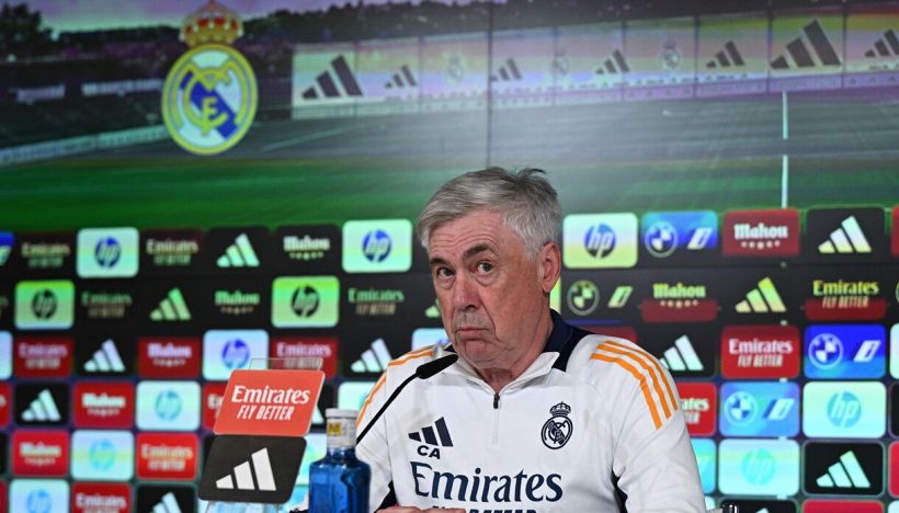 Real, il gesto di Ancelotti in conferenza strappa le risate ai giornalisti