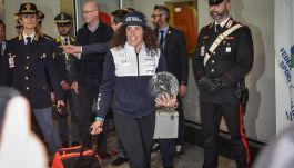 Brignone, bagno di folla a Malpensa: "Stagione super, difficile chiedere di più. E ora lasciatemi riposare..."