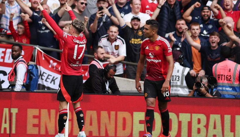 Lo stadio del Manchester United spacca i tifosi, l'Old Trafford versione "tenda da circo" e "ombrello": social spietati