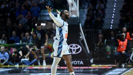Napoli firma l’impresa: Pullen e Green stendono l’Olimpia sotto gli occhi di Di Lorenzo e Buongiorno, salvezza a un passo