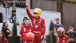 F1, Hamilton stava rischiando l'infortunio: scende male dalla Ferrari all'evento di Milano, il video è virale