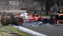 F1, Hamilton in testacoda a Melbourne ma Lewis tiene la sua Ferrari. Sbaglia anche Antonelli ed è fuori in Q1