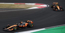 F1, Gp Cina: doppietta McLaren, Piastri vince e batte Norris. Figuraccia Ferrari: Hamilton e Leclerc squalificati