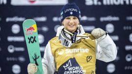 Milano-Cortina, l’Italia si gode il talento di Flora Tabanelli: a 17 anni oro mondiale nel Big Air. E arriva il “cuore” di Goggia
