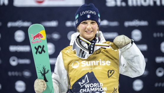 Milano-Cortina, l’Italia si gode il talento di Flora Tabanelli: a 17 anni oro mondiale nel Big Air. E arriva il “cuore” di Goggia
