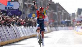 Gand-Wevelgem, Pederson domina e fa tripletta: Milan si prende il podio. Hesters, disavventura da comiche