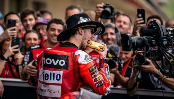 MotoGP Austin: Bagnaia fa festa a base di hot dog. Marquez e il caos in partenza, cosa dice il regolamento