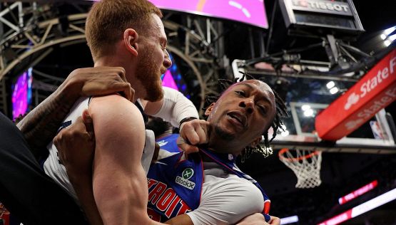 NBA, è rissa tra Timberwolves e Pistons: sette espulsioni e un tifoso travolto a Minneapolis