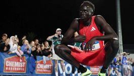 Gout Gout stecca al debutto tra i grandi: secondo nei 200 a Melbourne dietro Kennedy. Anche Tebogo non brilla