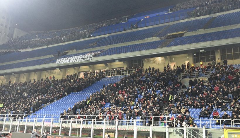 Milan, tifosi in protesta a San Siro: i cori della Curva Sud e il messaggio alla squadra contro la Lazio