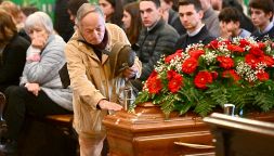 Funerali Pizzul, l’ultimo saluto alla voce del calcio italiano nel Duomo di Cormons: “Mandi Bruno”