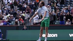 Indian Wells, Medvedev batte Fils davanti al sosia di Sinner e trova Rune: Errani e Vavassori speranza azzurra