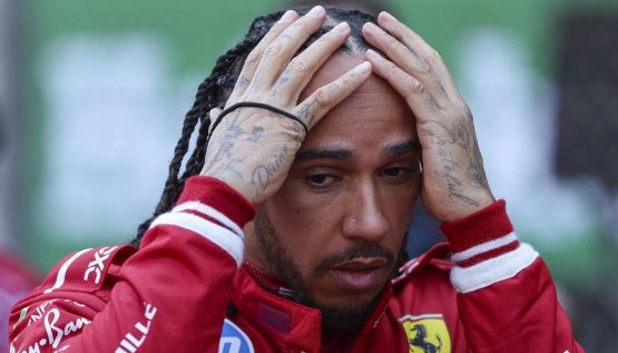 F1, Ferrari: "Hamilton da eroe a zero" nuovo attacco a Lewis. Ralf Schumacher affossa Red Bull, Verstappen in fuga