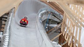 Milano-Cortina, dopo le polemiche la pista da bob e slittino è realtà. Zoeggeler: “Stupenda, mi mette i brividi”