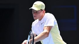 Sinner dai kart al ciclismo: il sorriso di Jannik cancella le paure della squalifica. Da Bertolucci una stoccata ai rivali