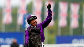 Frankie Dettori, il fantino dei record ha dichiarato bancarotta: il fisco britannico gli chiede 17 milioni di sterline