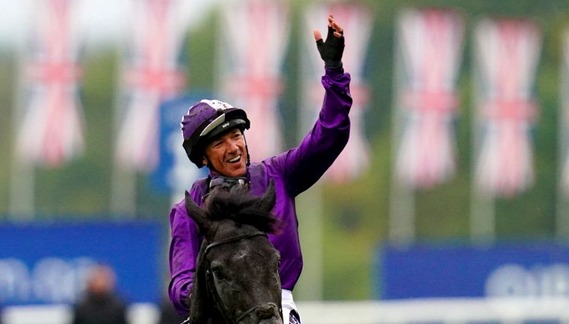 Frankie Dettori, il fantino dei record ha dichiarato bancarotta: il fisco britannico gli chiede 17 milioni di sterline