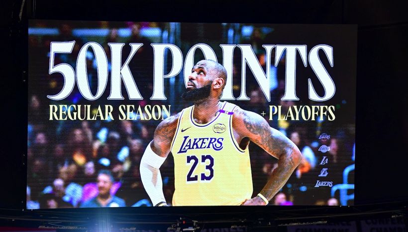 Basket NBA, LeBron sempre più nella leggenda: 50.000 punti in carriera. Doncic fa lo show mentre Dallas sprofonda