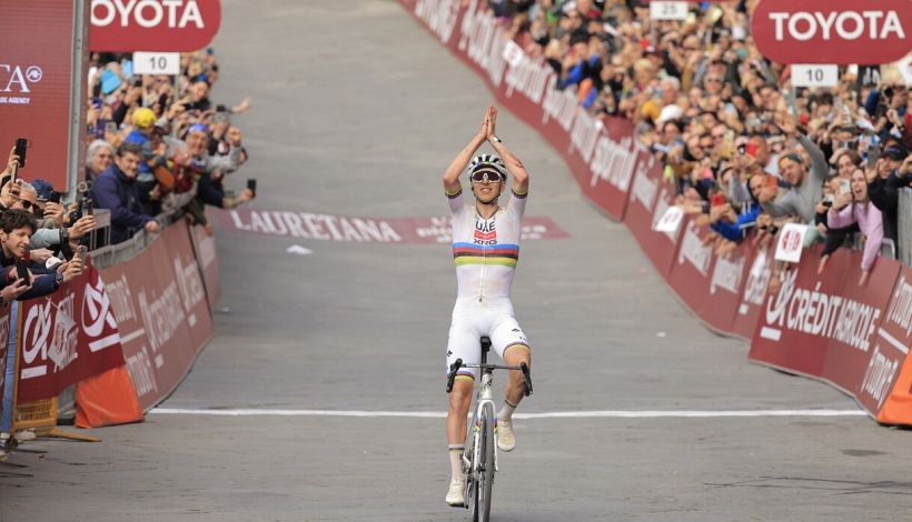 Strade Bianche, Pogacar più forte di tutto: cade, stacca Pidcock e trionfa in piazza del Campo