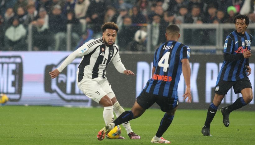 Juventus-Atalanta, il fallo di mano di McKennie scatena le polemiche: la rabbia dei tifosi e il “karma” per i fischi a Cuadrado