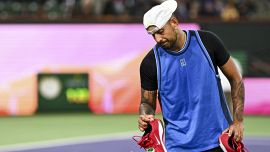 Kyrgios, il polso fa crack e lui piange: carriera appesa a un filo? I fan di Sinner non mostrano pietà...
